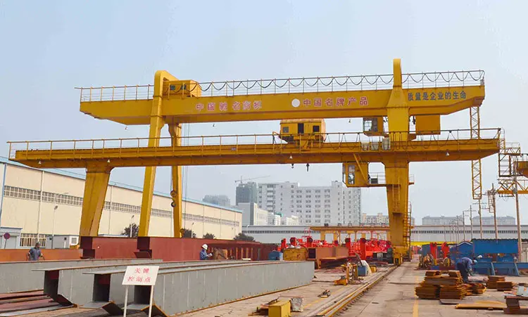 gantry-crane-in-the-factory